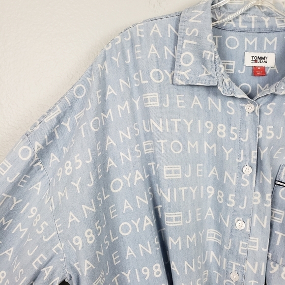 TOMMY JEANS Chambray All Over Logo Print Button Down Shirt Sz M Oversized Fit - Picture 4 of 9